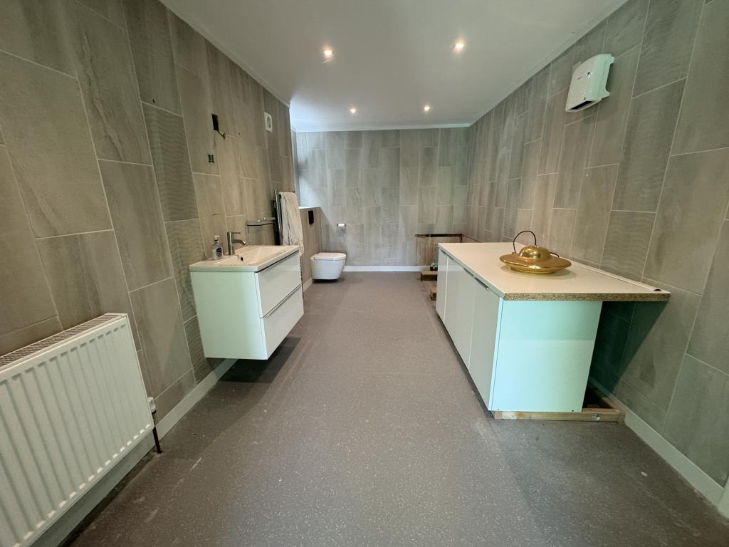 Lot: 134 - DETACHED HOUSE WITH COMPLETION WORKS REQUIRED - View of the ensuite